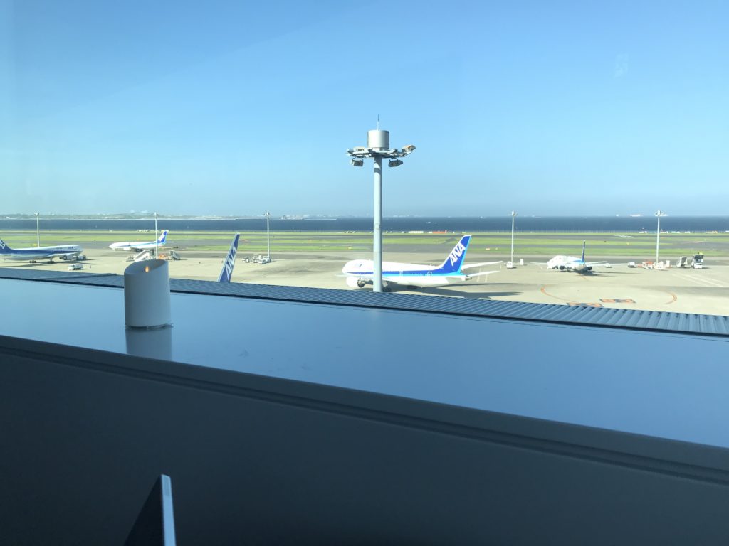 羽田空港の飛行機が見えるカフェレストランで休日デート 羽田 第二ターミナルビル 国内線 好きを仕事に可愛いライフスタイルを
